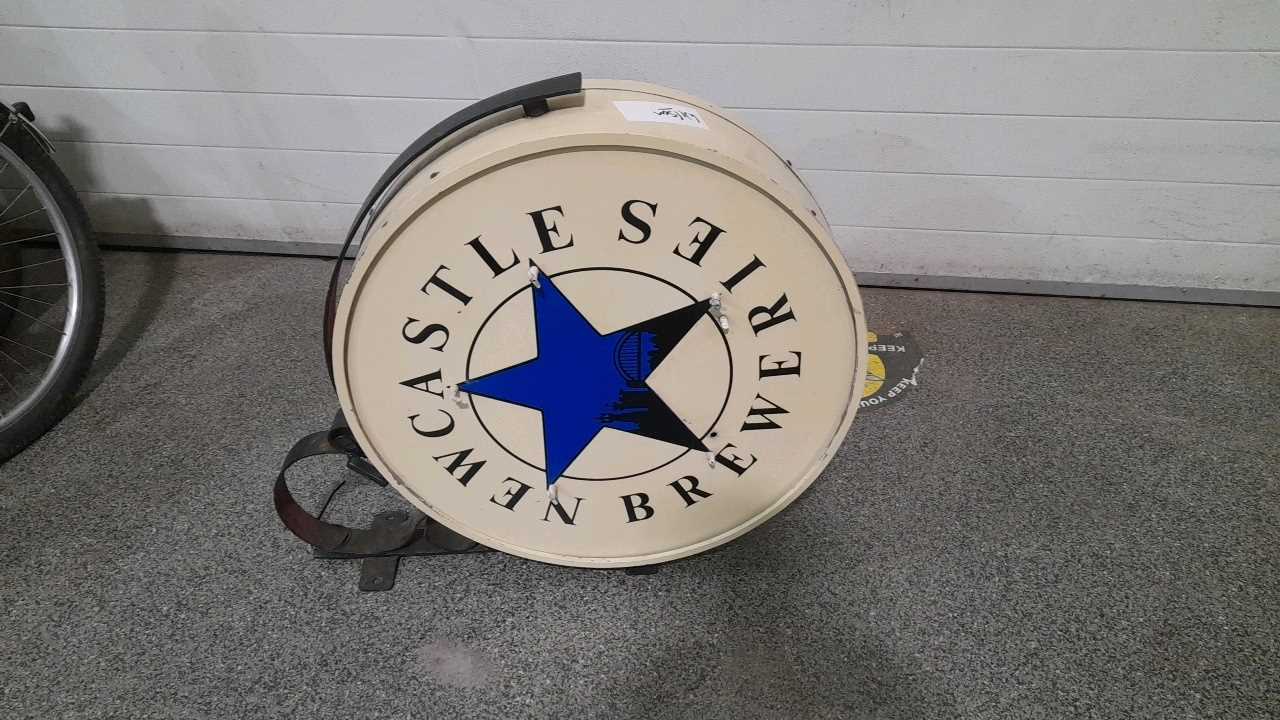 Lot 132 NEWCASTLE BREWERS ROUND LIGHT UP SIGN