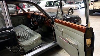 Lot 465 - 1967 DAIMLER V8 250