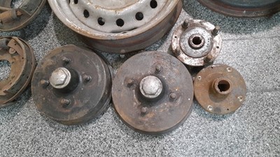 Lot 9 - MORGAN 4 / 5 WHEELS + HUBS BACK PLATES AND SHOES