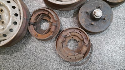 Lot 9 - MORGAN 4 / 5 WHEELS + HUBS BACK PLATES AND SHOES