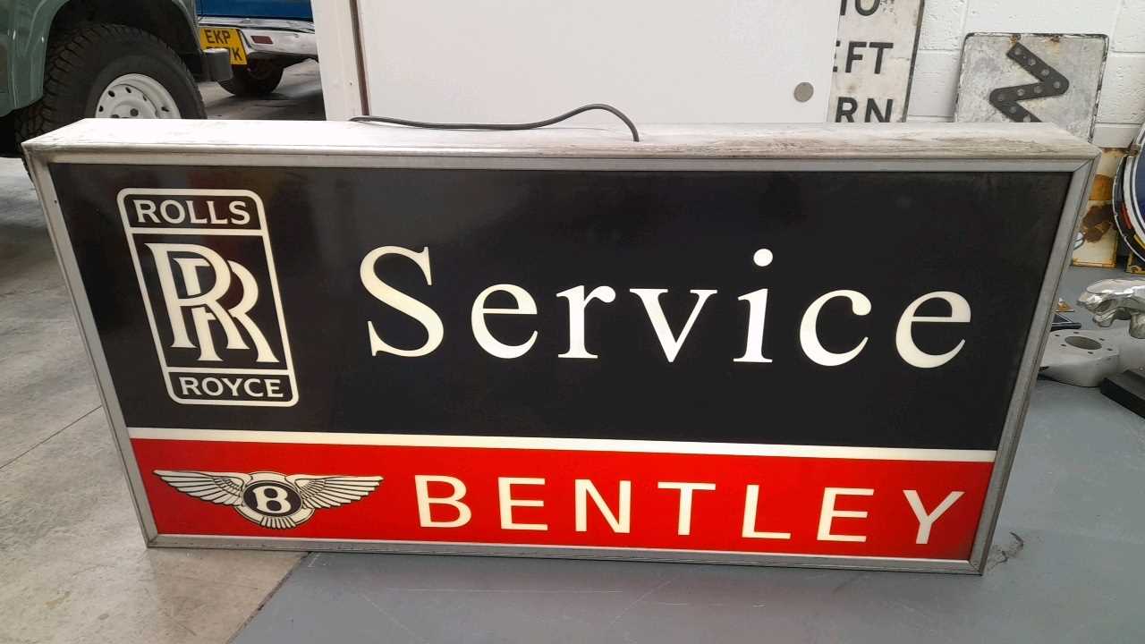 Lot 291 - ROLLS ROYCE/ BENTLEY SERVICE LIGHT UP SIGN