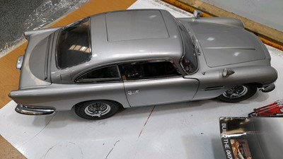 Lot 339 - JAMES BOND DB5 & WEEKLY PARTS MAGAZINE