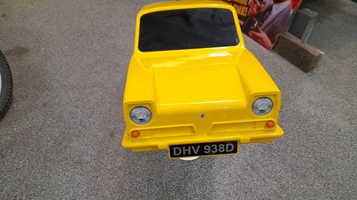 Lot 289 - ONLY FOOLS AND HORSES CAR + 6 PANELS WITH CHARACTERS FROM THE SHOW