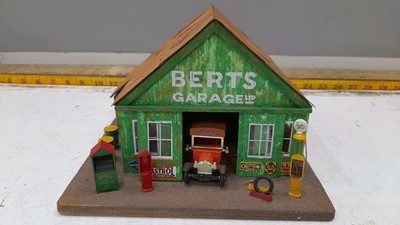 Lot 400 - MODEL GARAGE