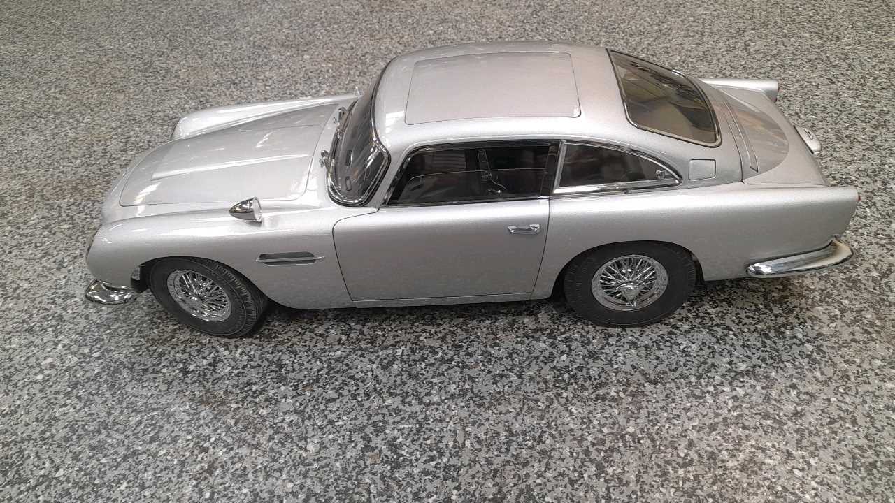 Lot 183 - JAMES BOND ASTON MARTIN MODEL CAR