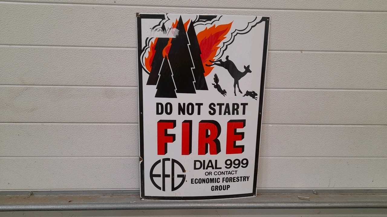 Lot 303 - DO NOT START FIRES DIAL 999 SIGN