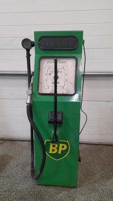 Lot 1 - ILLUMINATED WAYNE PETROL PUMP