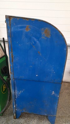 Lot 323 - OIL DISPENCER CABINET WITH PUMP