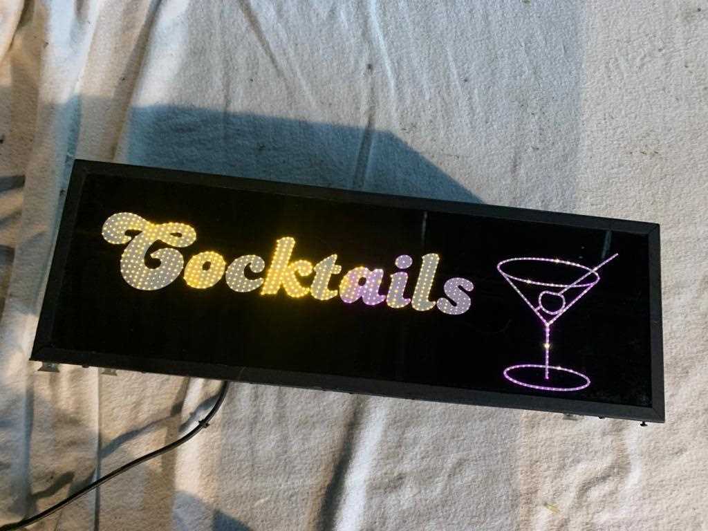 Lot 40 - LIGHT UP COCKTAIL SIGN