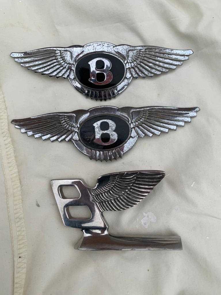 Lot 80 - SET OF BENTLEY BADGES & MASCOT