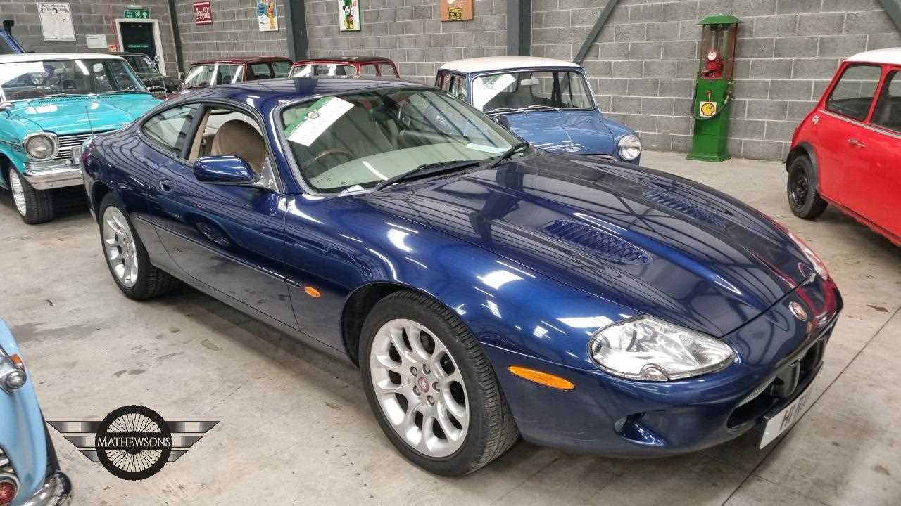 Lot 16 - 2000 JAGUAR XKR AUTO