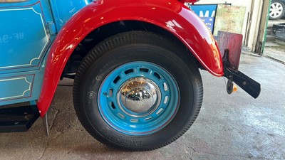 Lot 111 - 1952 FORDSON ICE CREAM VAN