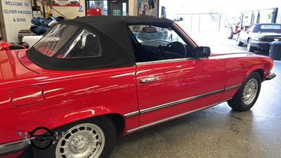 Lot 693 - 1977 MERCEDES 350 SL AUTO