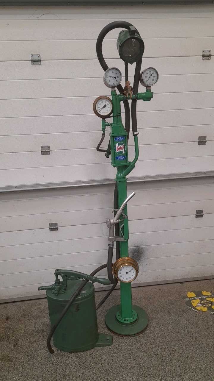 Lot 121 - CLOCK  PUMP AND OIL DISPENsER