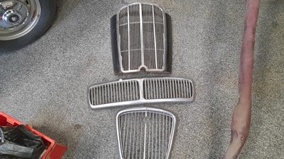 Lot 675 - 3X CAR GRILLES