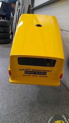 Lot 8 - ONLY FOOLS AND HORSES CAR + 6 PANELS WITH CHARACTERS FROM THE SHOW