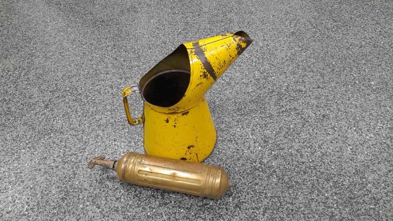 Lot 618 - GALLON OIL JUG & BRASS FIRE EXTINGUISHER