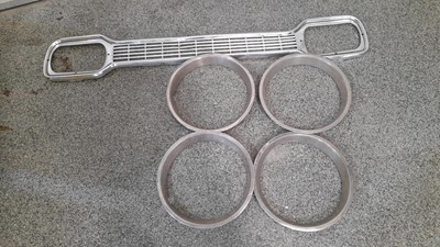 Lot 579 - ESCORT MK1 GRILL  AND 4 WHEEL TRIM EMBELLISHERS