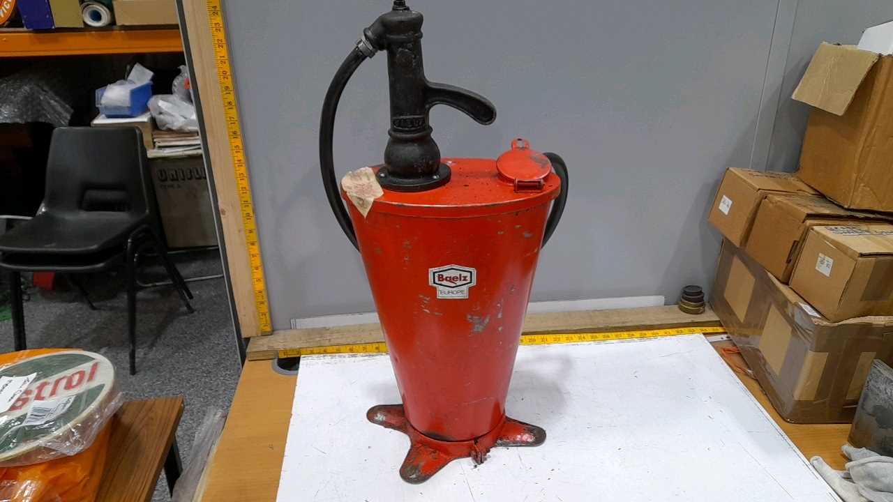 Lot 114 - RED BAELZ EUROPE OIL PUMP