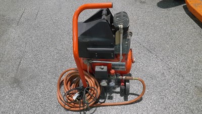 Lot 474 - AIR COMPRESSOR AND AIR LINE