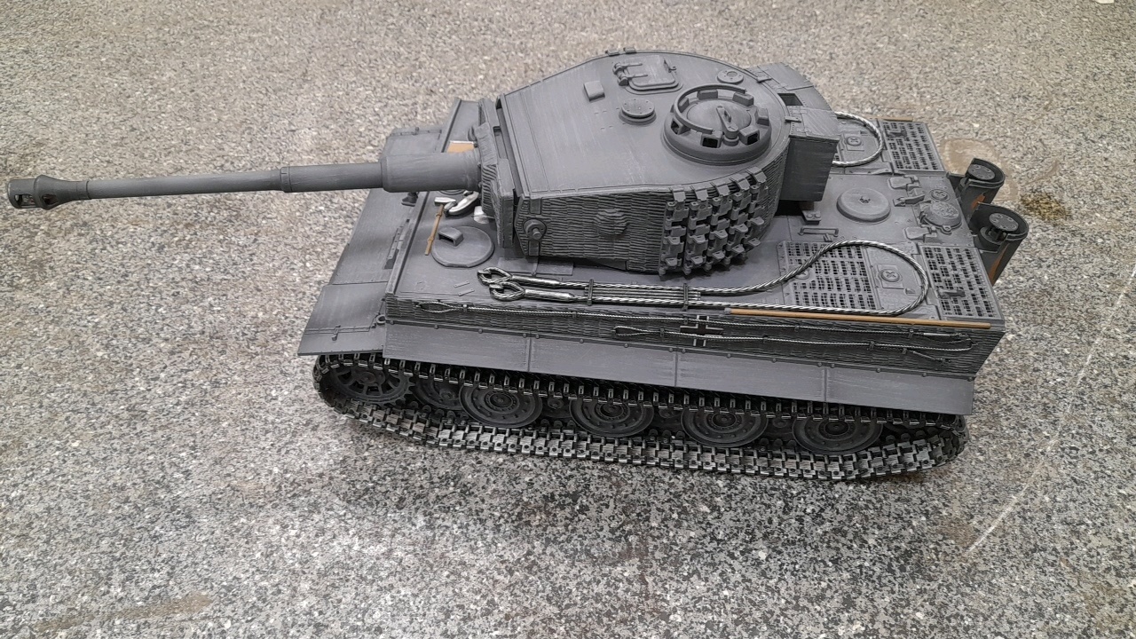 Lot 203 REMOTE CONTROL TIGER 1/16 SCALE TANK