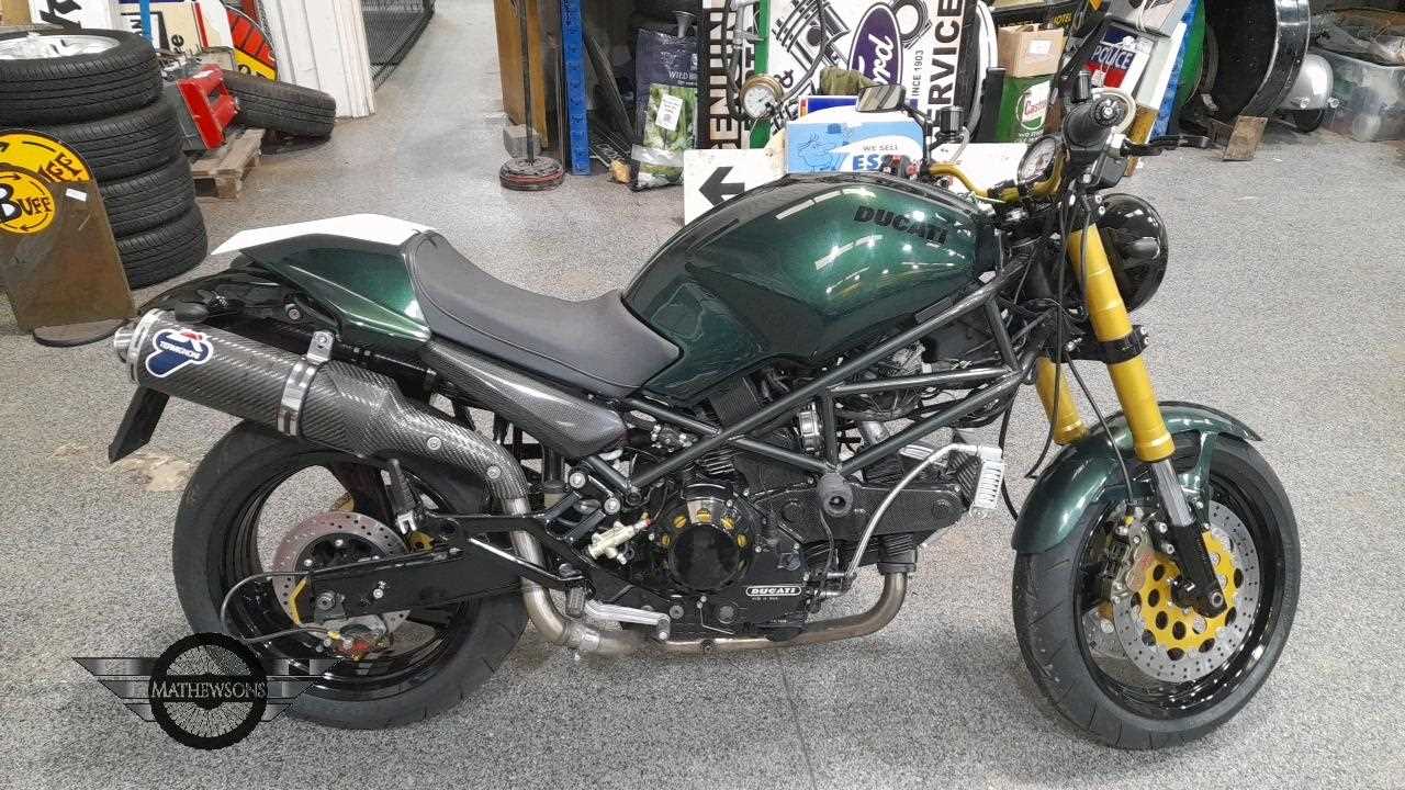 Lot 421 - 1998 DUCATI M900