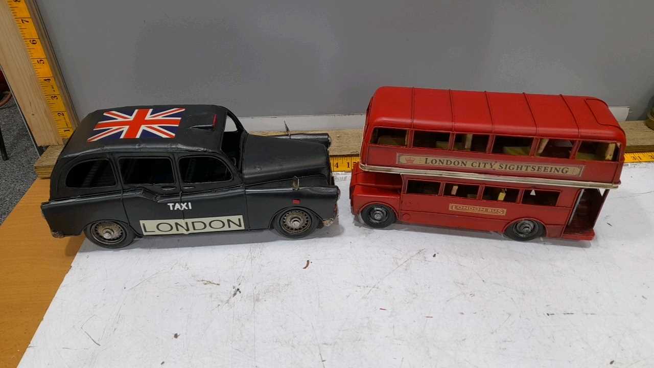 Lot 443 - LONDON TAXI & ROUTE MASTER BUS TIN PLATE MODELS