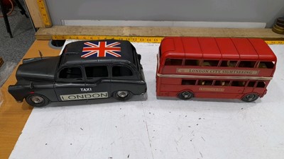 Lot 443 - LONDON TAXI & ROUTE MASTER BUS TIN PLATE MODELS