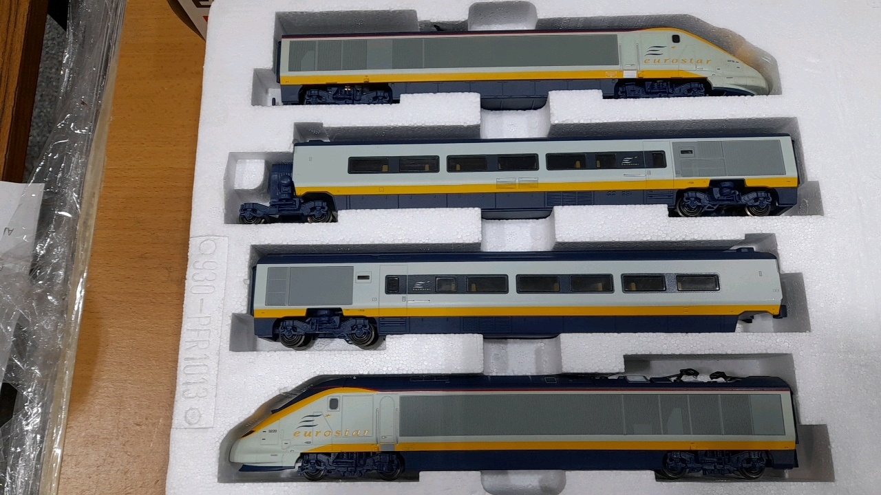 Lot 515 HORNBY EUROSTAR TRAIN SET