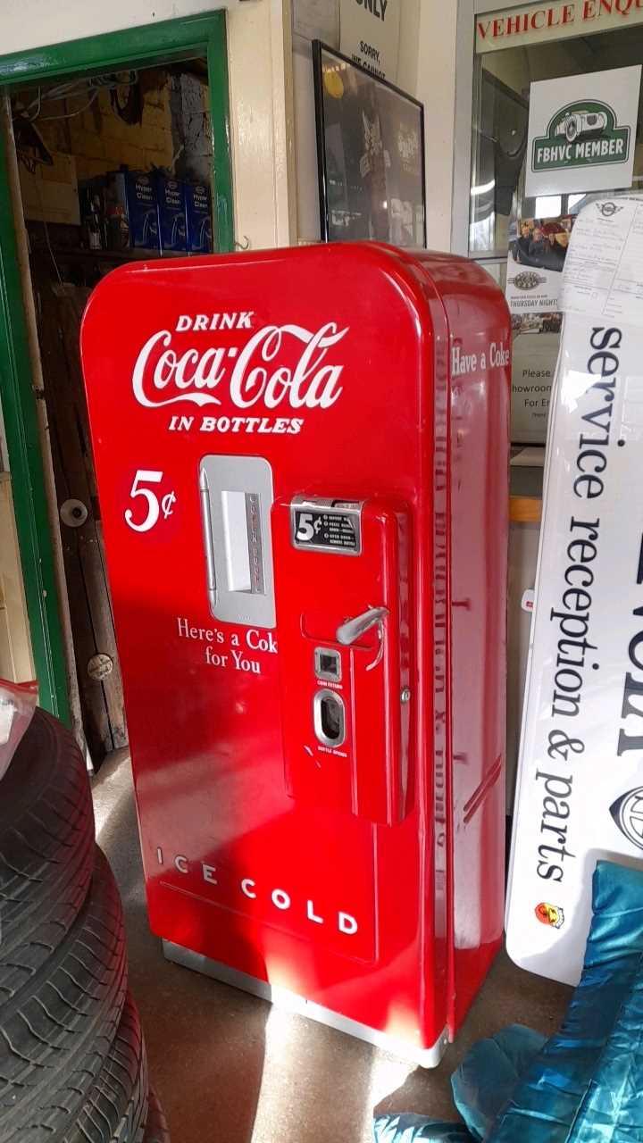 Lot 320 - COCA COLA VENDING MACHINE C 1948