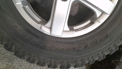 Lot 573 - SET OF 4 ALLOY & 1X STEEL RANGE ROVER SPORT WHEELS AND TYRES