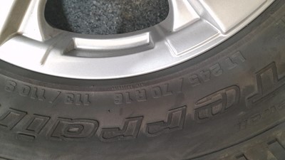 Lot 573 - SET OF 4 ALLOY & 1X STEEL RANGE ROVER SPORT WHEELS AND TYRES