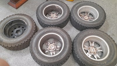 Lot 573 - SET OF 4 ALLOY & 1X STEEL RANGE ROVER SPORT WHEELS AND TYRES