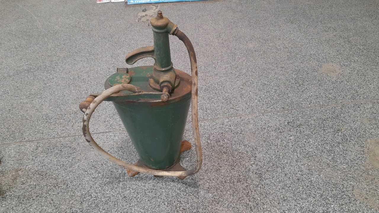 Lot 637 - GEAR OIL PUMP