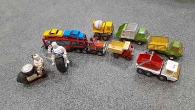 Lot 632 - BOX OF TIN TOYS & 2 X CAST MICHELIN MEN