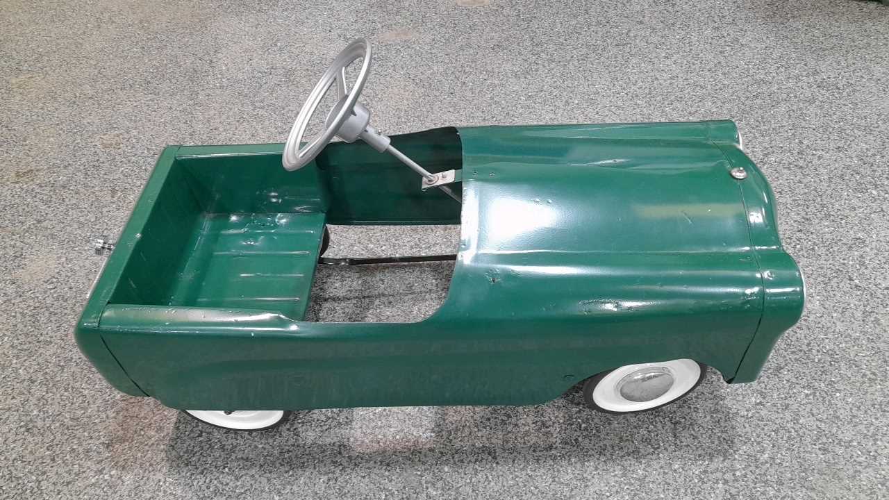 Lot 194 - CHILDS PEDAL CAR