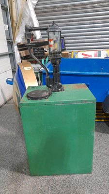 Lot 214 - GARAGE OIL DISPENSER