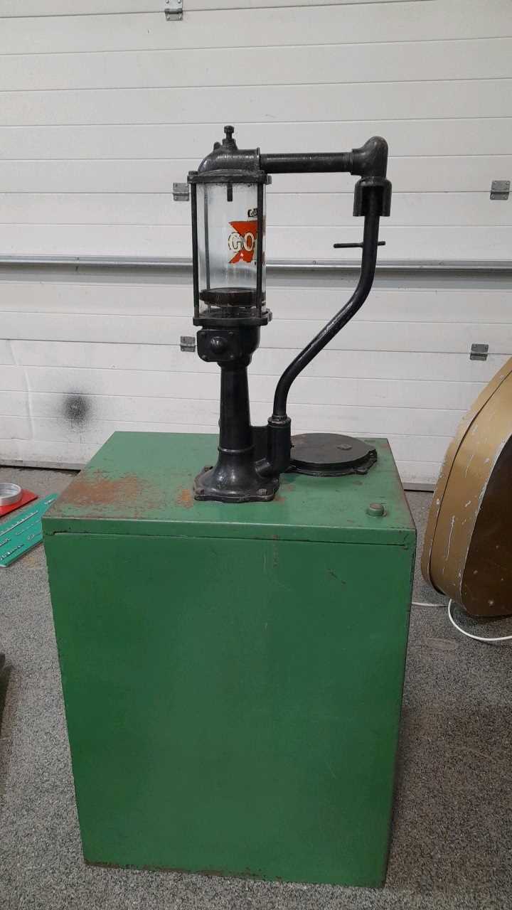 Lot 214 - GARAGE OIL DISPENSER