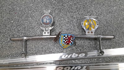 Lot 568 - BRIGHTWORK FORM A MG MIDGET & BADGE BAR WITH BADGES