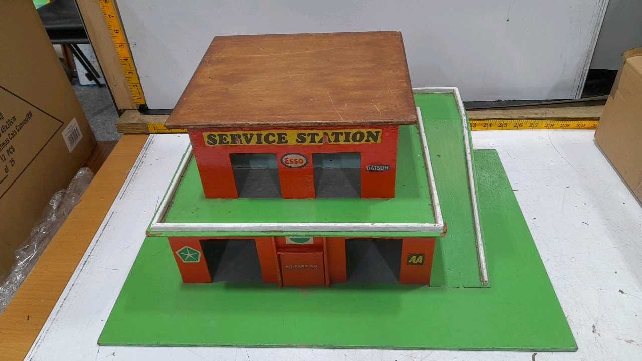 Lot 150 - WOODEN SERVICE STATION TOY GARAGE