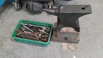 Lot 426 - ANVIL ON STAND & A BOX OF COMMERCIAL TOOLS