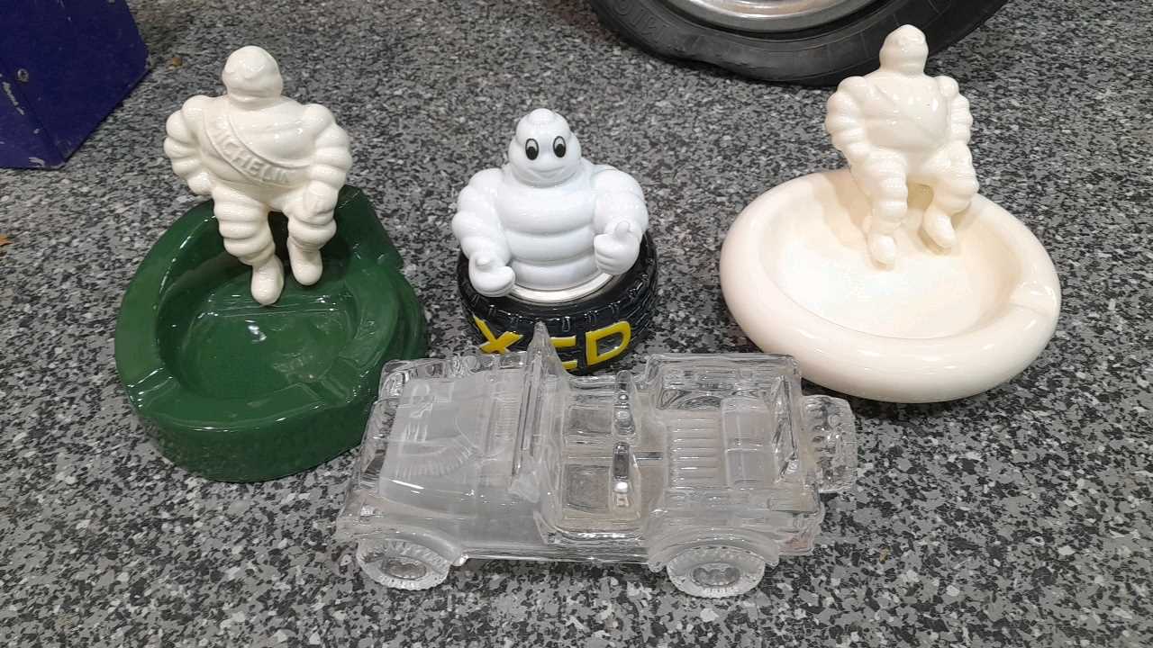 Lot 233 - 2X CERAMIC MICHELIN MAN ASH TRAYS & SITTING MAN +  GLASS LAND ROVER