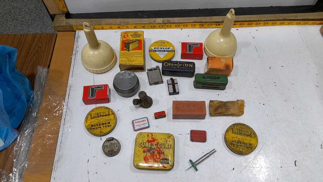 Lot 15 - SELECTION OF SMALL TINS & BOXES