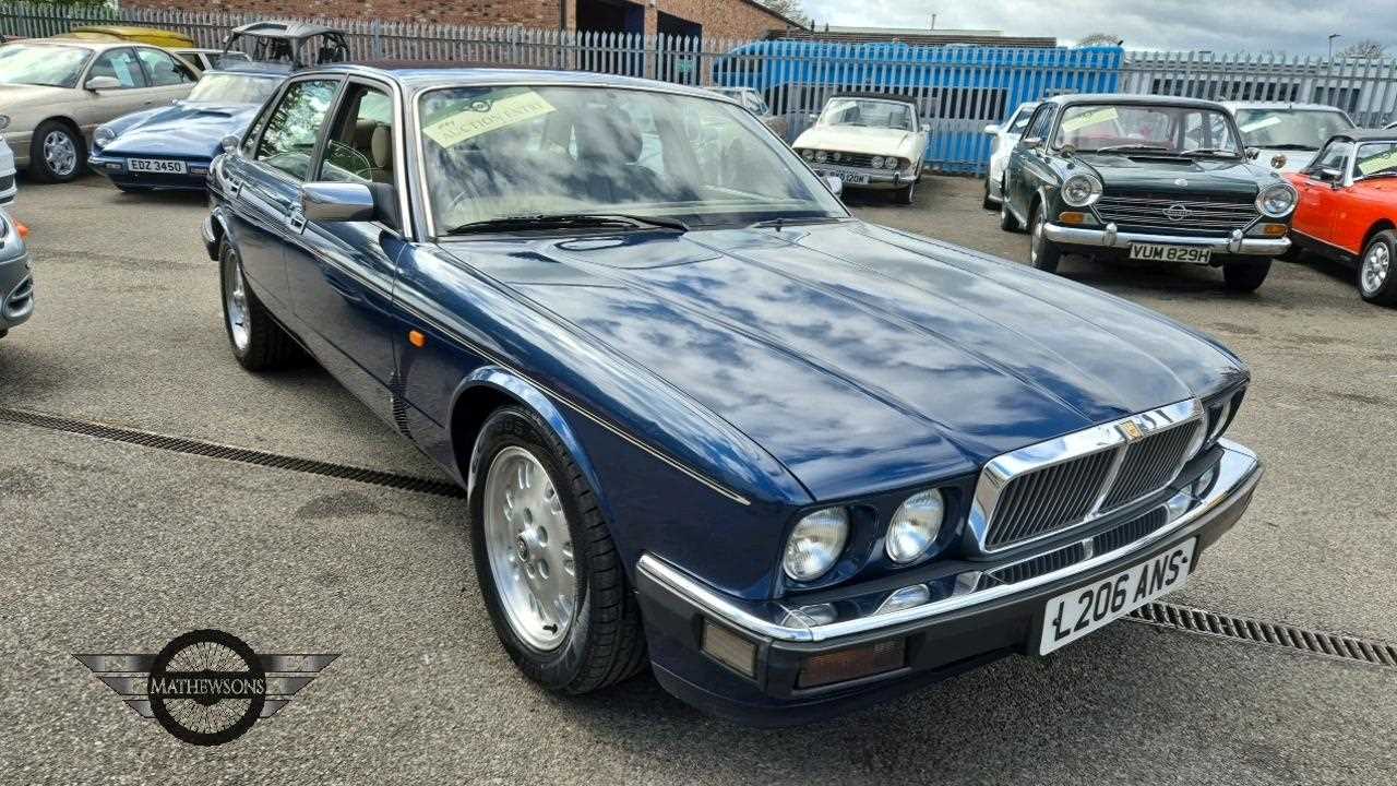 Lot 487 - 1994 JAGUAR XJ6 GOLD AUTO