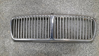 Lot 680 - JAGUAR / DAIMLER CHROME GRILLE