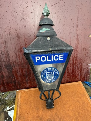 Lot 82 - PERIOD STYLE BRITISH TRANSPORT POLICE POLE MOUNTED LAMP 43" X 16"