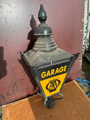 Lot 90 - PERIOD STYLE AA GARAGE POLE MOUNTED LAMP 38" X 15"