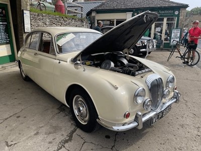 Lot 135 - 1968 DAIMLER V8 250