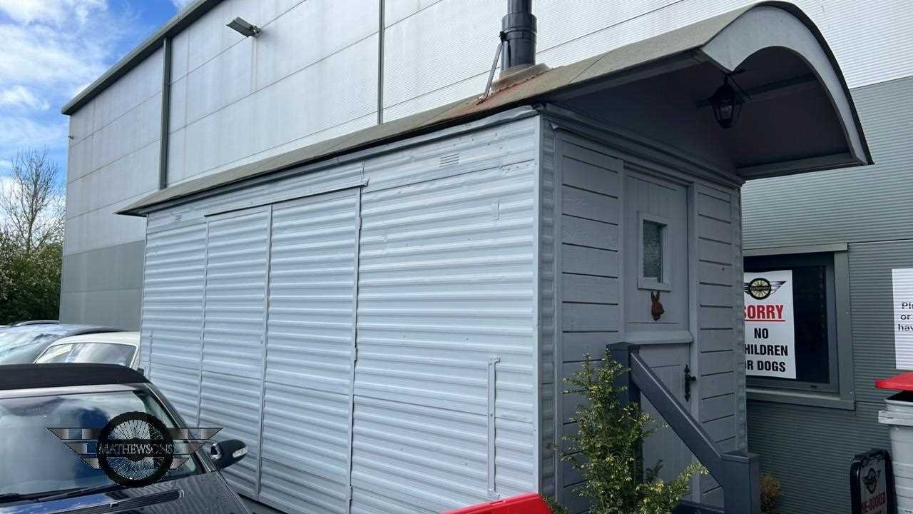 Lot 143 - CABIN / SHEPHERDS HUT