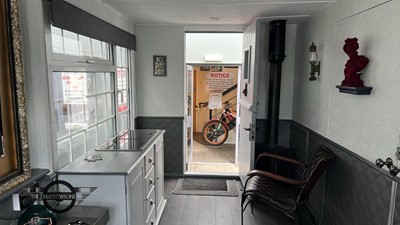 Lot 143 - CABIN / SHEPHERDS HUT